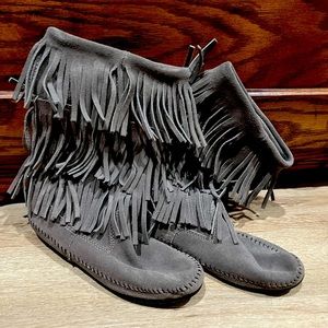 Minnetonka boots - gray, fringe, great condition